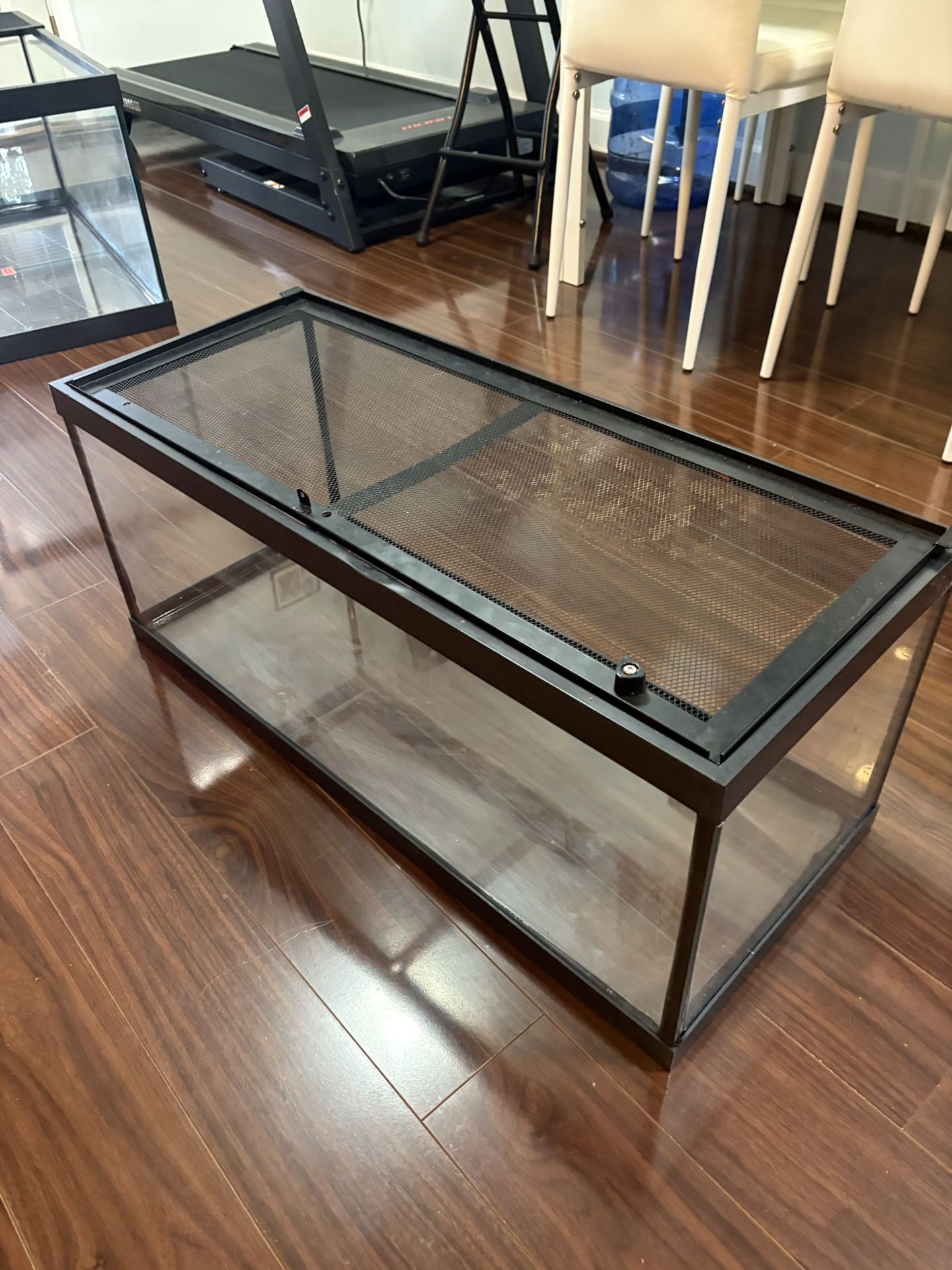 Medium Sized Fish Tank (20 Gallon Tank