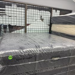 KING SIZE SIMMONS BEAUTYREST BLACK SERIES 3 (MEDIUM) MATTRESS & BOX SPRINGS BED SET