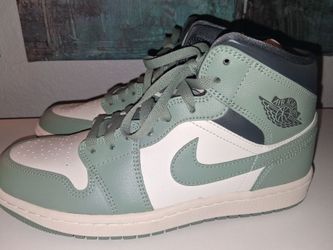 Nike Air Jordan 1 Mid Women's Size 10