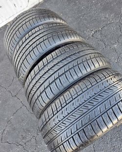 215/5018 Michelin 📍📍 Vendo un set de llantas con 80% de vida las 4 📍🌟