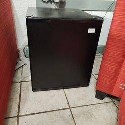 Avanti Refrigerator 