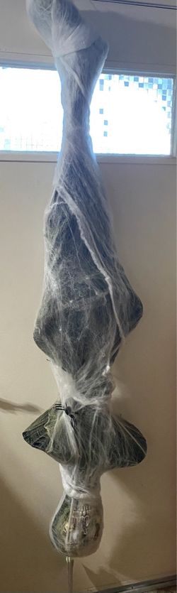 Hanging mummy with light up eyes and sound