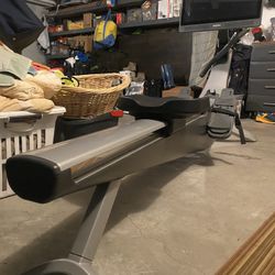 Hydrow rowing machine (like new condition)