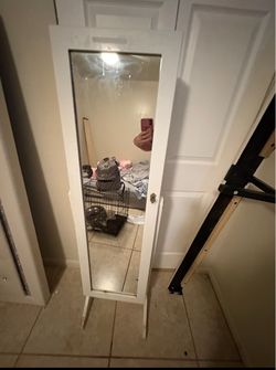 White standing mirror