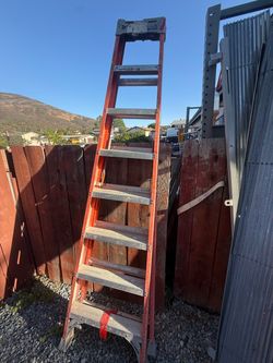 8 foot commercial grade  fiberglass ladder 300 pound capacity