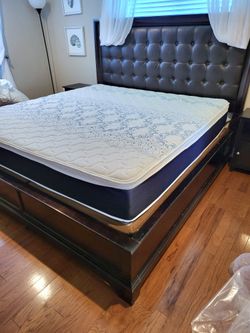 NEW KING PLUSH PILLOW TOP MATTRESS. Bed frame is not available. Take it home same day 👍