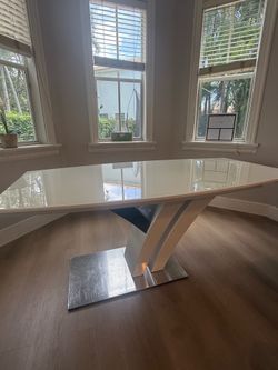 Modern High Gloss White Dining Table – Contemporary Pedestal Base