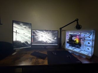 Gaming pc and monitors