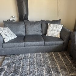 Living Room For Sale In Good Condition 