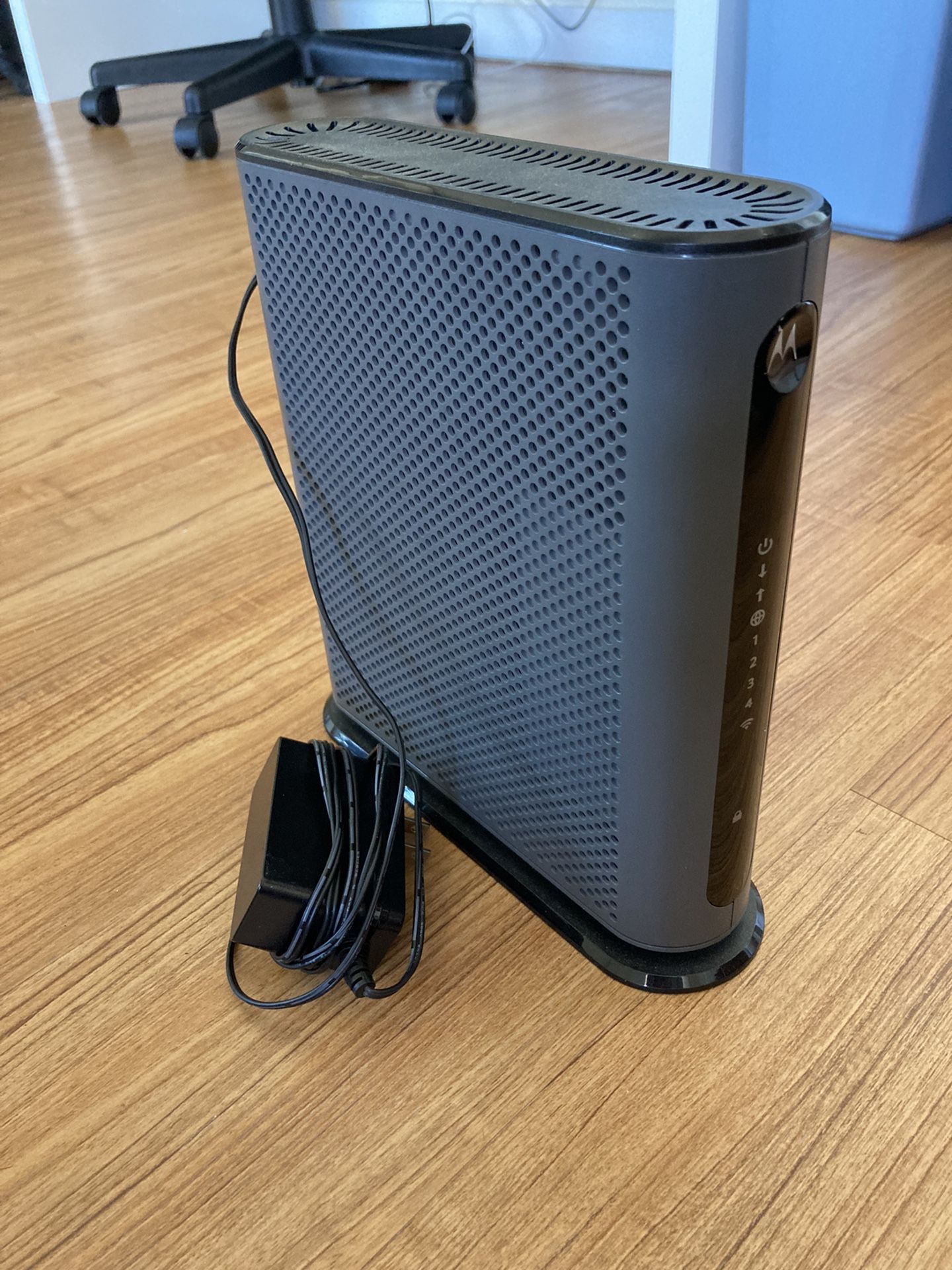 MOTOROLA MG7315 8x4 Cable Modem Plus N450