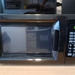 700 Watt Microwave 