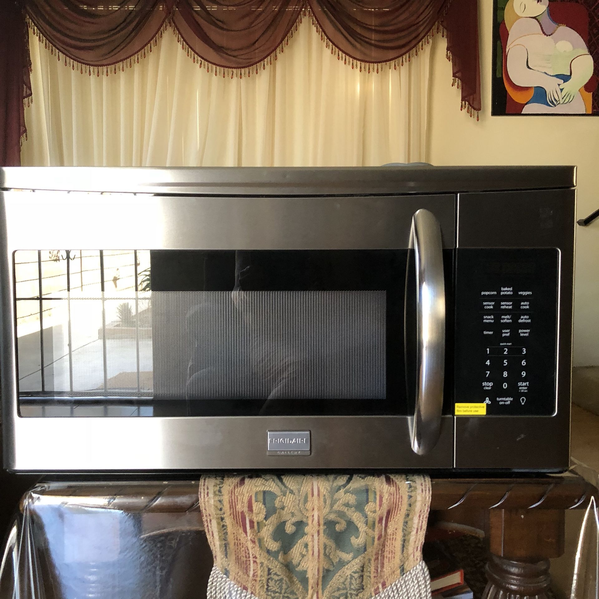 MICROWAVE OVEN FRIGIDAIRE GALLERY Model # FGMV175QFA, NEW!! without box, includes whatever is shown MSRP $389.99!