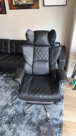 Large Executive Office Chair. Like New. Comfortable. Black