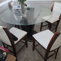 4-seater round table made of wood and heavy glass 