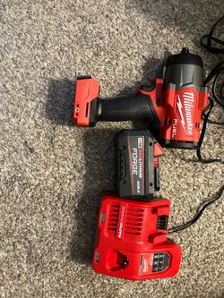 Milwaukee M18 FUEL 1/2” High Torque Impact Wrench w/ Friction Ring, 8.0 aH FORGE battery, and Combo Rapid Charger