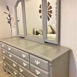 10 drawer dresser with trifold mirror