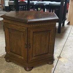 Solid Corner/End Table