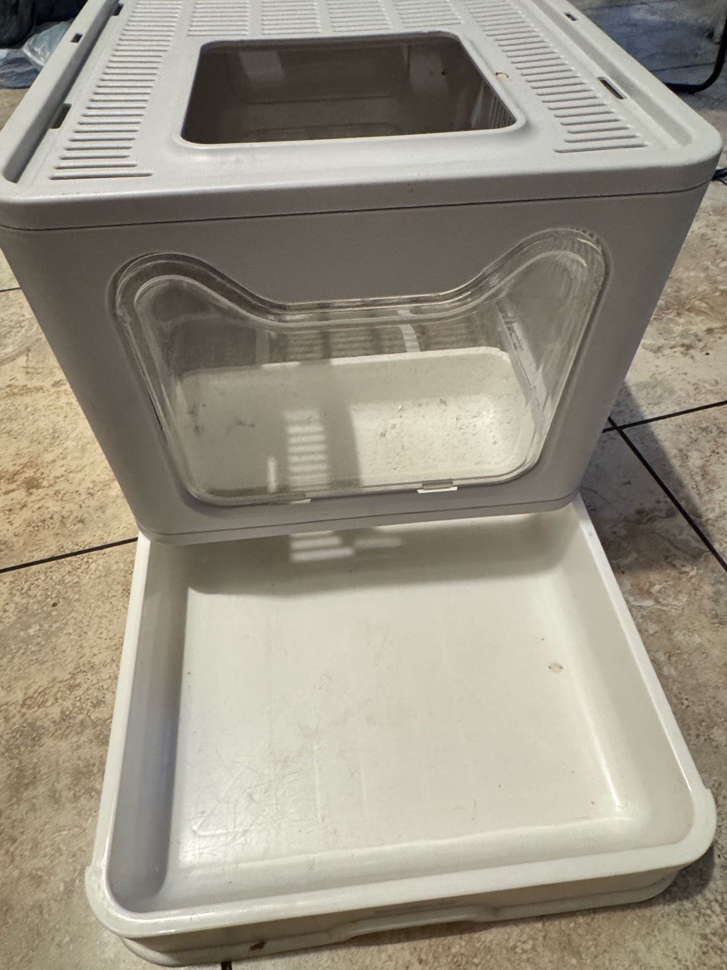 Cat litter box