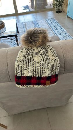 Adorable Warm Woman’s Hat With Pom-Pom