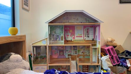 KidKraft Dollhouse in great condition
