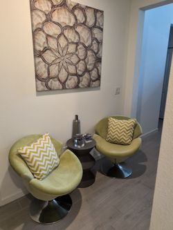 Beautiful green chairs w/table