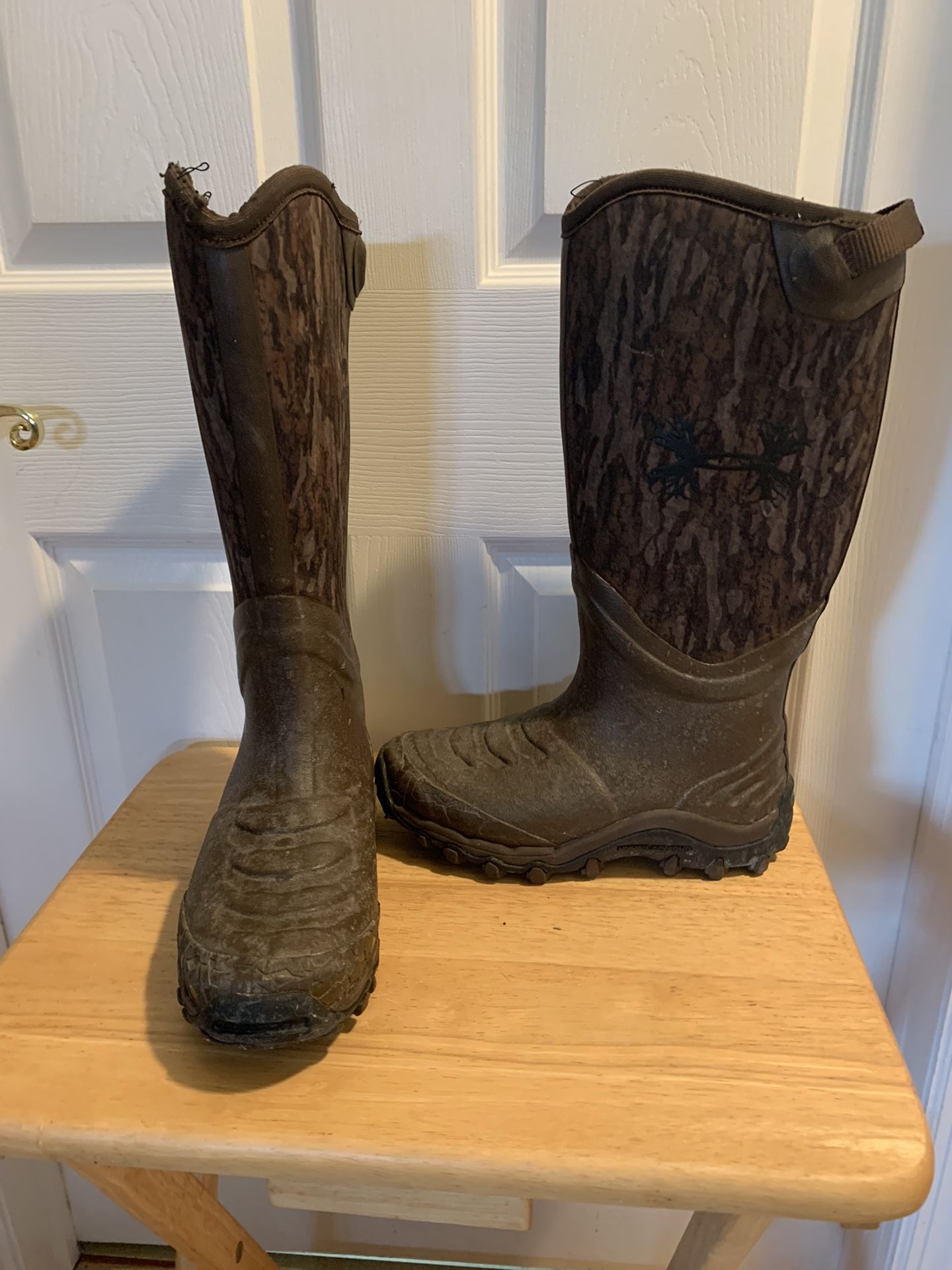 Under Armour mens camo rubber boot, size 6