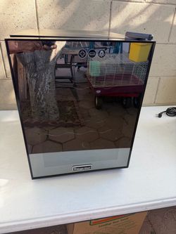 Magic Chef Mini wine/ beverage  fridge with Mirror Door wi