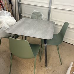 Brand New Outdoor/Indoor Table With 4 Chairs.. Great Deal!!