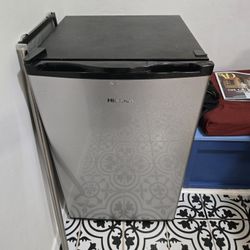 Hisense Mini Fridge with Freezer – Works Great – Clean