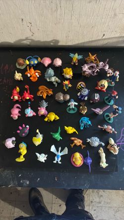 Pokémon Plastic Mini Figurine Lot Pikachu Meowth Assorted Characters
