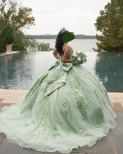 vestido verde sage de quinceañera