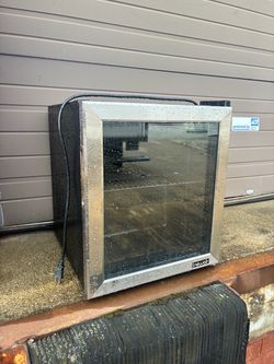 Mini cooler (refrigerator)