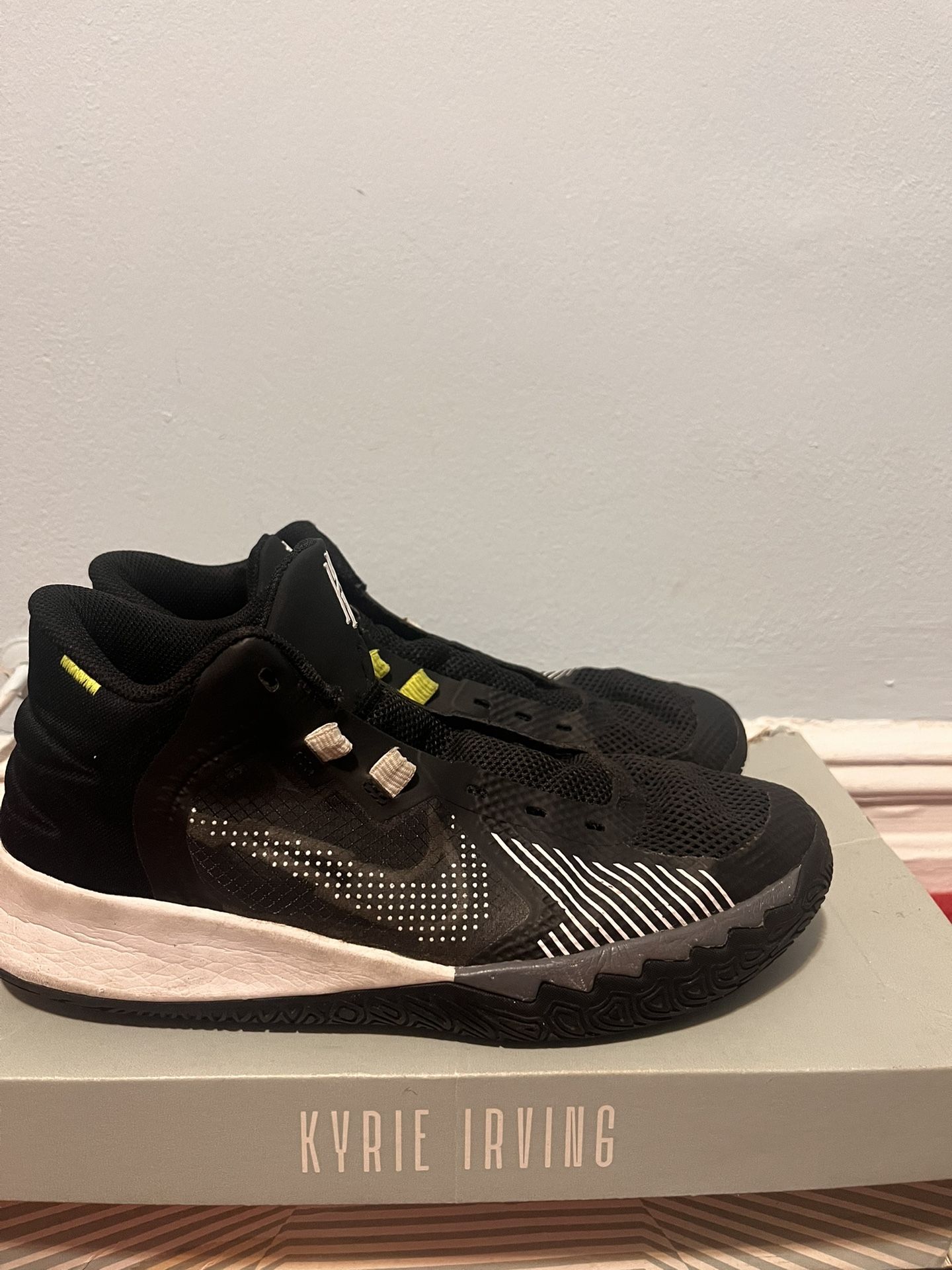 Nike Kyrie Flytrap V (GS) Size 7Y