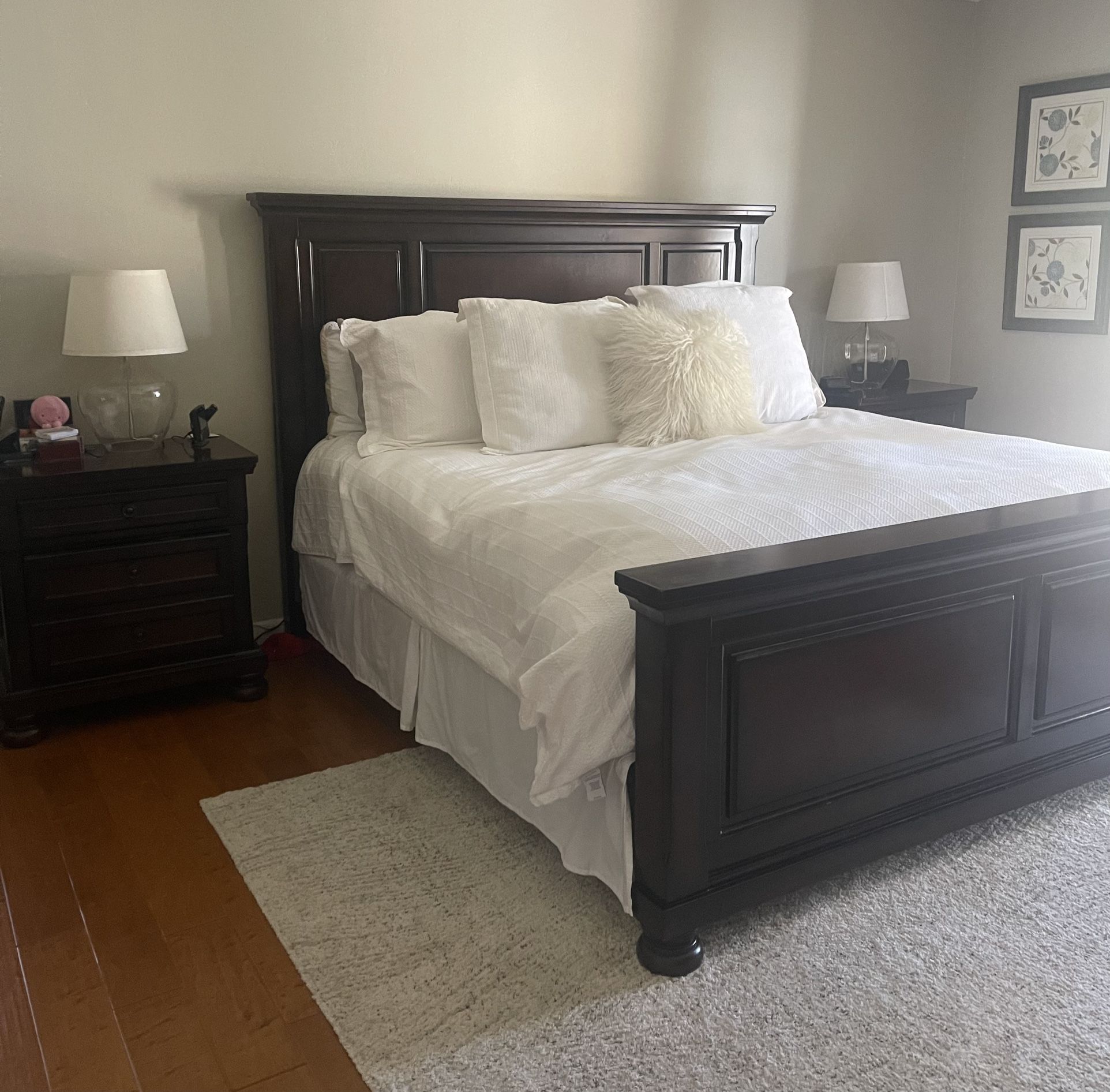 Beautiful King Bedroom set. 5 Piece