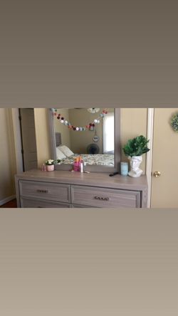 4 Piece Bedroom Furniture Set (Queen Sized)