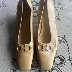 SALVATORE FERRAGAMO BEIGE CALFSKIN LEATHER GANCINI PUMP