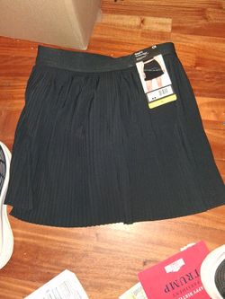 GapFit Pleated Skort. Black Retail $59.95, NEW