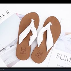 Women's flip-flops suitable for summer beach walking, cushioned slip-on sandals for indoor use