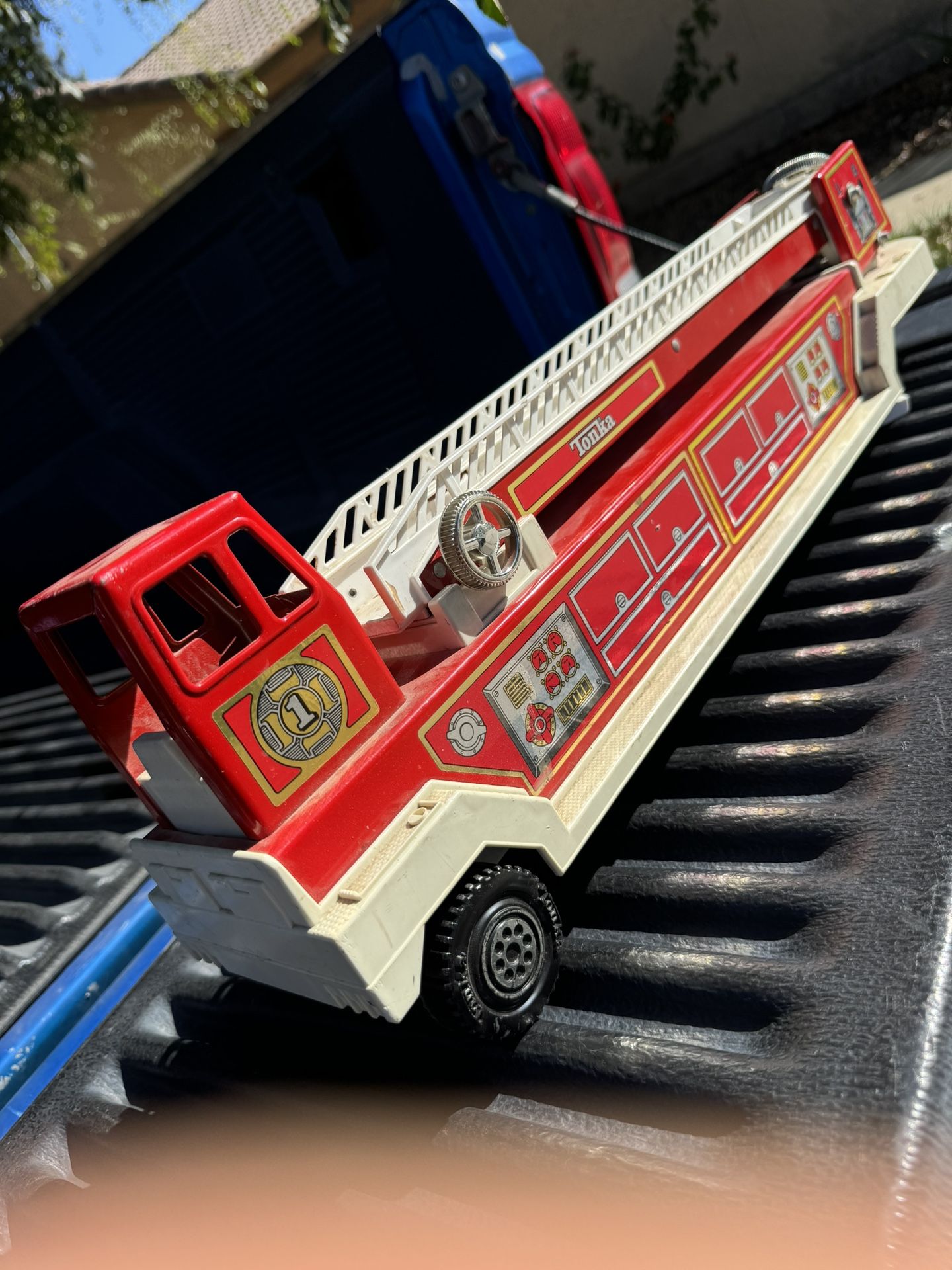 Vintage Tonka Fire Ladder Truck – Classic Collectible