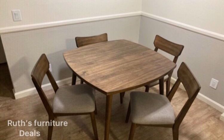 Beautiful! 5-pc Dining Table Set Walnut Finish Solid Wood Brand New