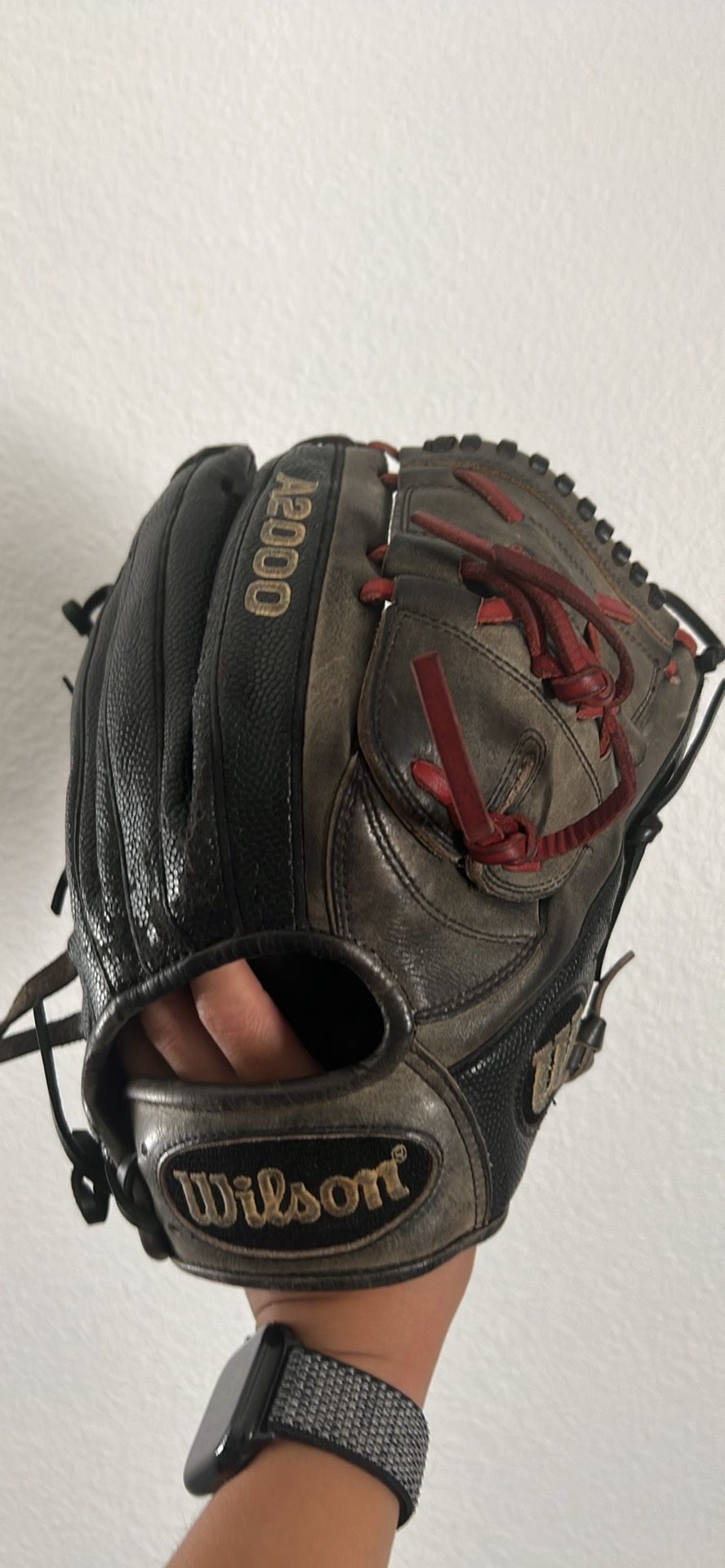 Wilson A2000 RHT Closed Webbing (Pitcher's Glove) 12"