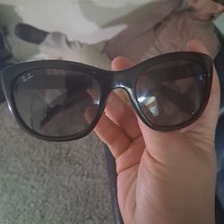 Womwn Raybands Shades RB4216