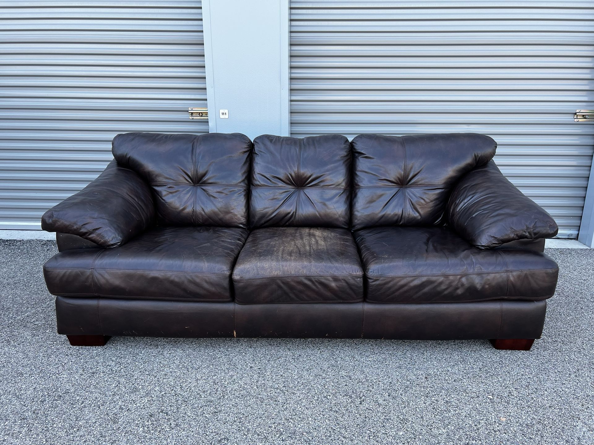 Beautiful Brown Leather Couch! 🚚 ***Free Delivery***  