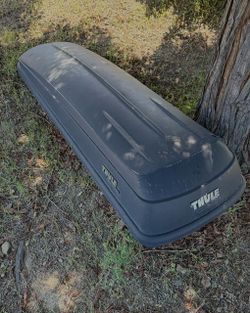 Thule mountaineering box and matching square bars