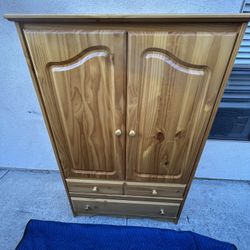 BEAUTIFUL PINE WARDROBE DRESSER CAN DELIVER LOCAL  IF NEEDED
