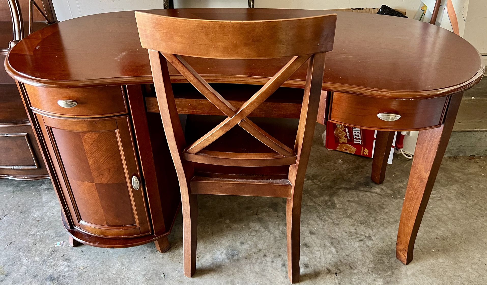 Elegant Kidney Shaped Wooden Desk