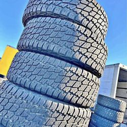 285/70/17 Nitto vendo un set de llantas usadas excelente condiciones de vida las 4 ✅🤩I am selling a set of used tires, all 4 in excellent living cond