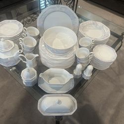 Beautiful Mikasa everyday Dish Set