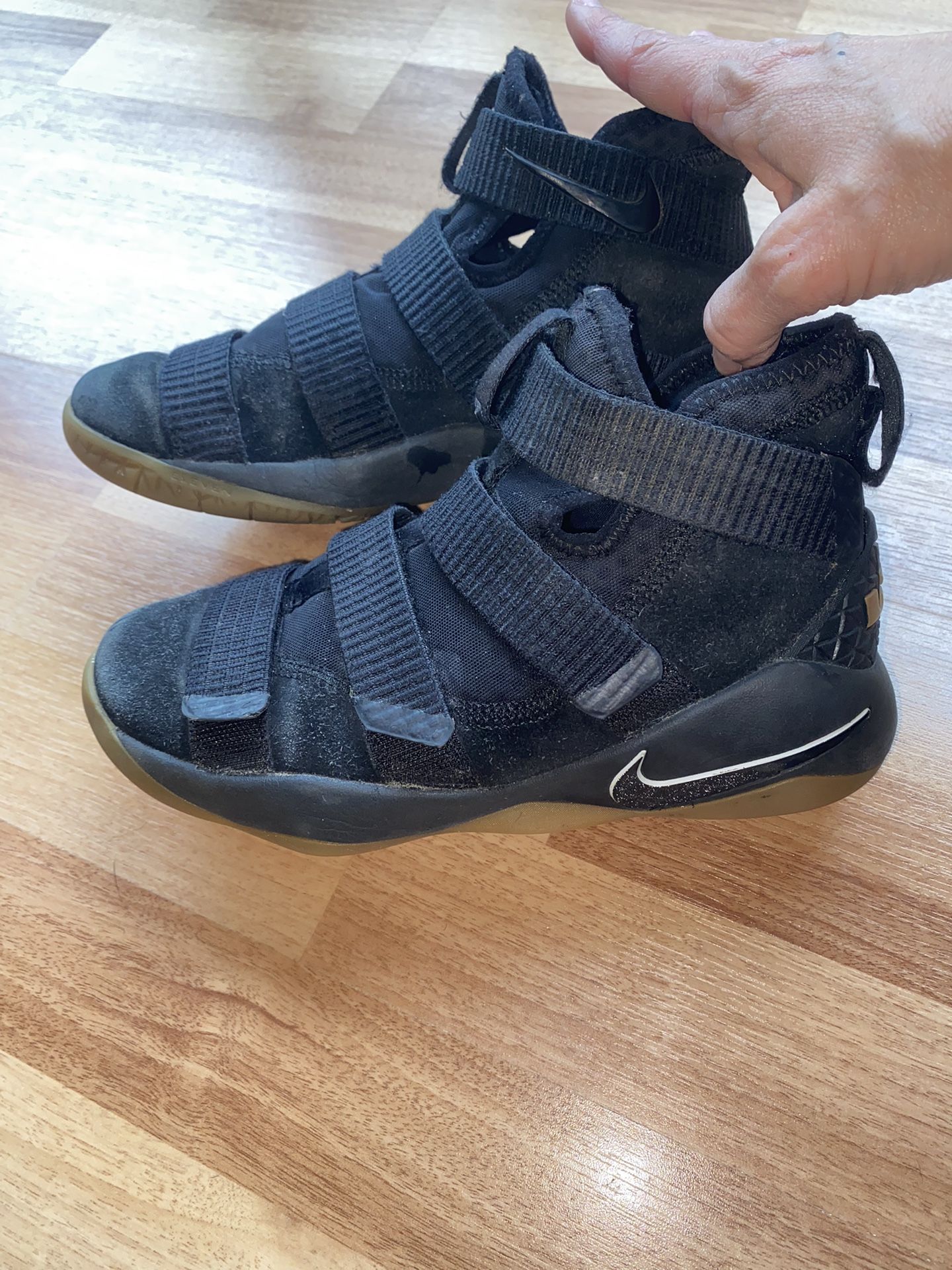 Nike Lebron Soldier Xl Black/Gum Sz 4y Kids