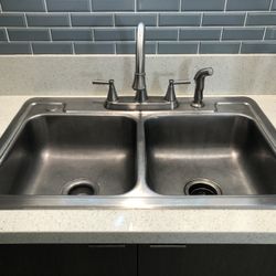 Kitchen Sink With Faucet And Hose